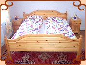 Doppelbett im Einzimmer-Appartment